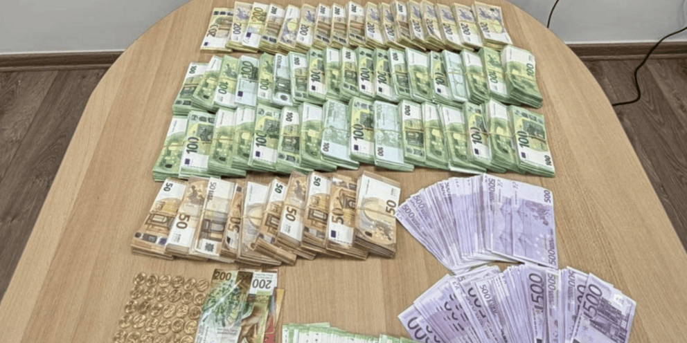 Φωτογραφία από τα χρήματα που κατασχέθηκαν 