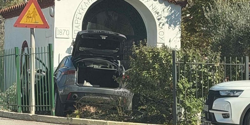 Απίστευτο τροχαίο στη Γλυφάδα -Ηλικιωμένος έχασε τον έλεγχο και «μπούκαρε» με το αυτοκίνητο σε εκκλησία