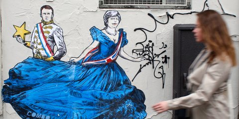 Γκράφιτι στους δρόμους του Παρισιού με Μακρόν και Μέι ντυμένους... αλλιώς 