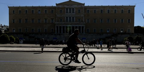 Ποδηλάτης μπροστά από τη Βουλή