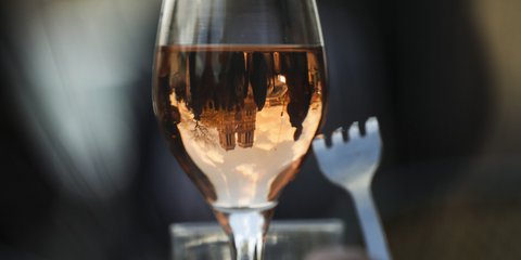 Η Παναγία των Παρισίων αντικατοπτρίζεται σε ποτήρι με κρασί