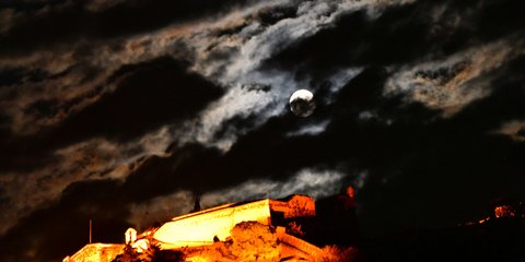 Η ροζ πανσέληνος του Απριλίου πάνω από το Παλαμήδι στο Ναύπλιο