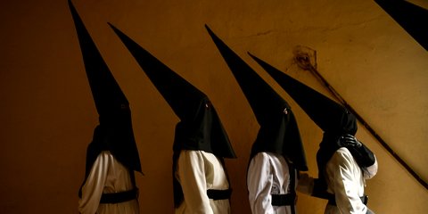 Μοναχοί ισπανικής αδελφότητας σε πομπή της Μεγάλης Εβδομάδας στη Σαραγόσα 