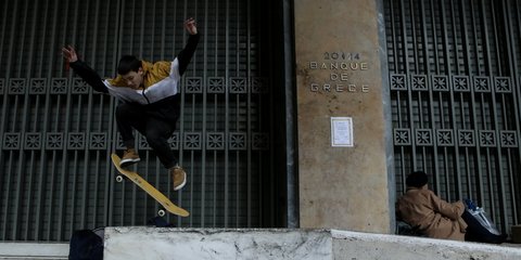 Η χαρά της κίνησης του skater και η λύπη της ακινησίας του άστεγου