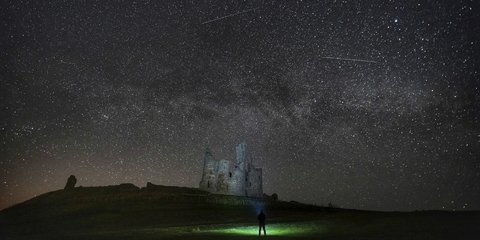 Ενας εκπληκτικός, έναστρος ουρανός πάνω από κάστρο στη Βόρεια Αγγλία 