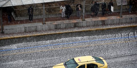  Εκπληκτοι οι τουρίστες στην Αθήνα ψάχνουν καταφύγιο από την ξαφνική νεροποντή και το χαλάζι 
