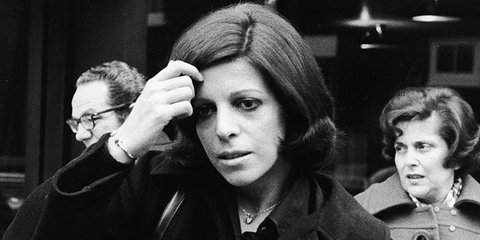 Η Χριστίνα Ωνάση με παλτό σε ασπρόμαυρη φωτογραφία