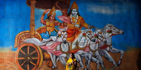 Μια γυναίκα μόλις ψήφισε για τις εκλογές στην Ινδία και δείχνει το σημάδι από μελάνι στο δάχτυλό της 