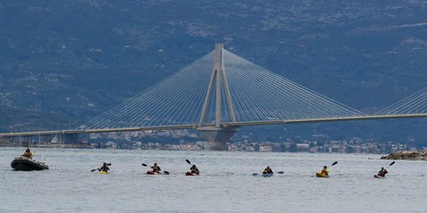 Κωπηλάτες με φόντο τη γέφυρα Ρίου- Αντιρρίου