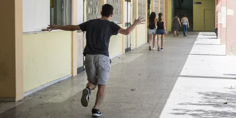 Μαθητής τρέχει στο προαύλιο Λυκείου
