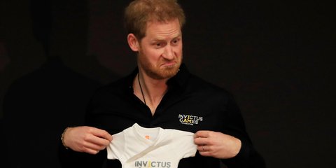 Επική πόζα του πρίγκιπα Χάρι με μωρουδιακό μπλουζάκι για τον νεογέννητο γιο του 