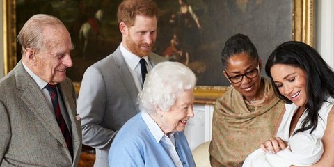 Η βασίλισσα Ελισάβετ συναντά για πρώτη φορά το 8ο δισέγγονό της