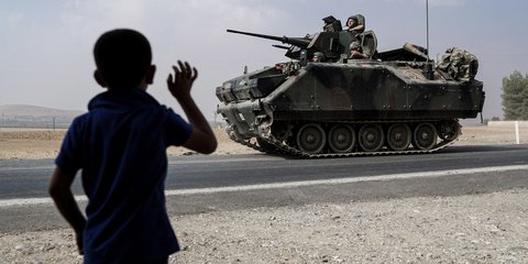 Αγοράκι χαιρετά τουρκικά στρατεύματα που κατευθύνονται στα σύνορα με τη Συρία