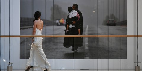 Μια γυναίκα θαυμάζει την έκθεση Φωτογραφίας Athens Photo World 2019 στο ΚΠΙΣΝ 