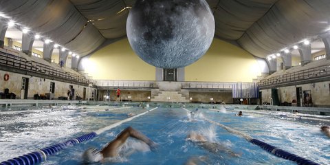 Κολυμπώντας κάτω από τη «Σελήνη»