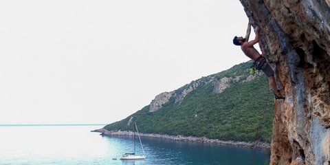 Αναρρίχηση στην παραλία Bλυχάδα στον νομό Λακωνίας στην Πελοπόννησο