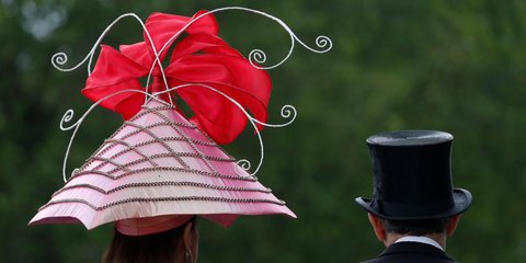 Τα πιο περίεργα καπέλα, αναμφίβολα θα τα δει κανείς στις περίφημες ιπποδρομίες του Ασκοτ στη Βρετανία