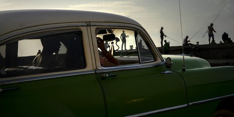 Αβάνα, Κούβα. Ενα κλασσικό αμερικανικό αυτοκίνητο δείχνει πως ο χρόνος έχει σταματήσει σε μία... άλλα εποχή