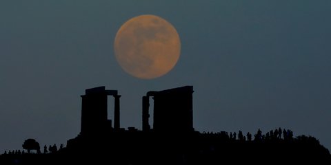 Η πανσέληνος του Ιουνίου πάνω από το ναό του Ποσειδώνα στο Σούνιο