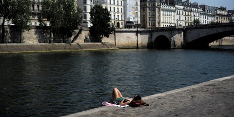 «Βράζει» το Παρίσι με 39 βαθμούς Κελσίου και αυτή η γυναίκα βρήκε όαση δροσιάς στις όχθες του Σηκουάνα 