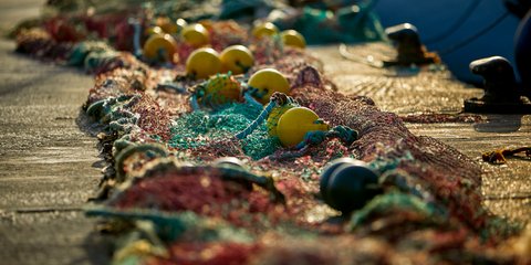 Πολύχρωμα δίχτυα στο λιμάνι της Νέας Μηχανιώνας 