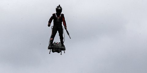 Ιπτάμενος πάνω από την παρέλαση