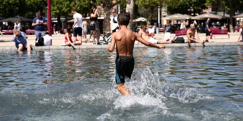 Οι κάτοικοι του Αμστερνταμ, πλάνταξαν από τον καύσωνα των 39 βαθμών και έπιασαν τα συντριβάνια