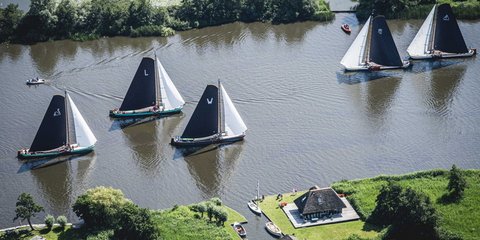 Αγώνας με παραδοσιακά σκάφη σε λίμνη στην Ολλανδία