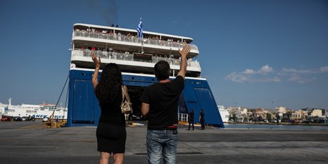 Αλλοι- τυχεροί- έφυγαν για διακοπές και άλλοι τους κούνησαν το... μαντήλι