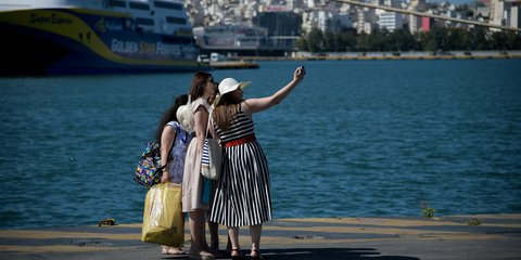 Μόνο για selfie ήταν σήμερα ο Πειραιάς. Τα καράβια ήταν δεμένα λόγω απεργίας 