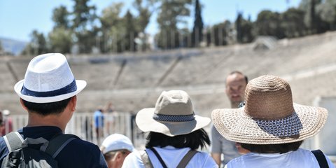 Τουρίστες κάτω από τον καυτό αθηναϊκό ήλιο, θαυμάζουν το Καλλιμάρμαρο 