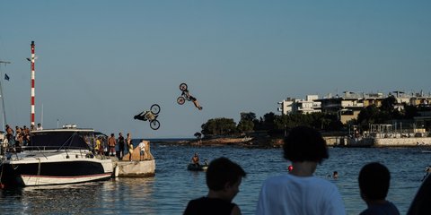 Κόλπα με BMX και... βουτιά