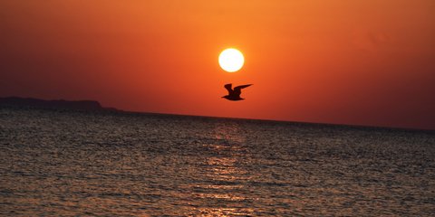 Ο ήλιος ανατέλλει στην Πλάκα Λεωνιδίου στην Αρκαδία