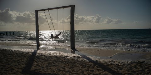 Κάνοντας κούνια στις Μπαχάμες, πριν χτυπήσει ο τυφώνας «Ντόριαν» 