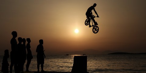 Οταν τα κόλπα με το BMX γίνονται στο ηλιοβασίλεμα, στο Καβούρι