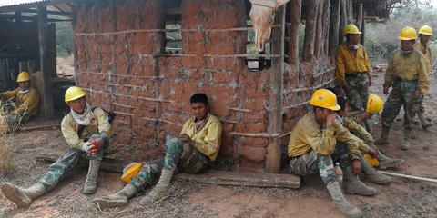 Αποκαμωμένοι στρατιώτες της Βολιβίας σε ένα σύντομο διάλειμμα από τη μάχη κατά των πυρκαγιών στον Αμαζόνιο 