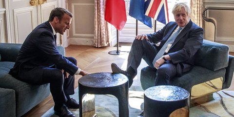 Η επιτομή ενός άξεστου: Ο Μπόρις Τζόνσον βάζει το πόδι στο τραπέζι μέσα στο Ελιζέ, απέναντι από τον Μακρόν