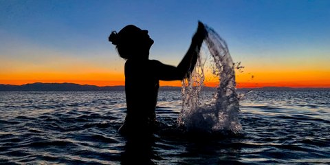 Μια γυναίκα παίζει με τη θάλασσα, ένα αυγουστιάτικο σούρουπο στο Φανάρι, στη Μύτη Επανωμής 