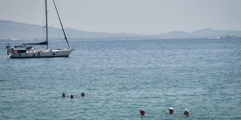 Κόσμος και σκάφος στη θάλασσα