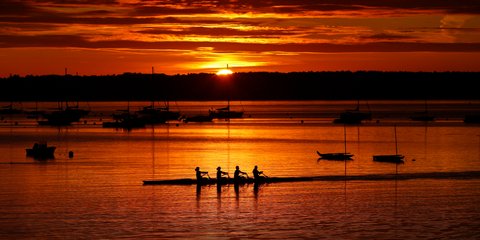 Ειδυλλιακές συνθήκες στον κόλπο Κάσκο του Πόρτλαντ των ΗΠΑ για τους κωπηλάτες που προπονούνται 