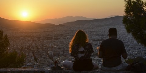Ταξιδεύοντας νοερά, ένα καλοκαιρινό δειλινό με την Αθήνα «πιάτο» από το Λυκαβηττό
