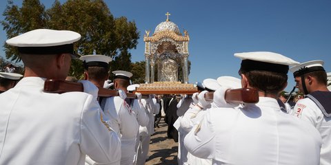 Η περιφορά της εικόνας της Παναγίας στην Τήνο ανήμερα της Κοιμήσεως της Θεοτόκου