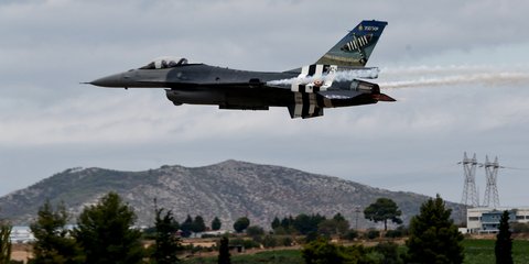 Αεροπλάνο πετάει