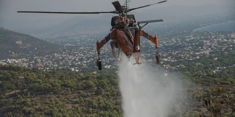 Ελικόπτερο στη μάχη με τις φλόγες στη Νέα Μάκρη 