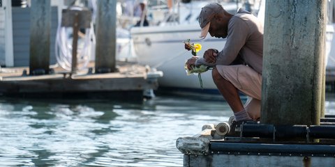 Ενα λουλούδι για τα θύματα της ναυτικής τραγωδίας στην Καλιφόρνια 