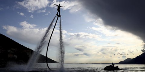 Ανδρας «πετά» με flyboard πάνω από τη λίμνη Γκάρντα στην Ιταλία
