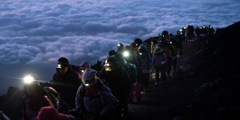 Οταν η αναρρίχηση σε οδηγεί πάνω από τα σύννεφα: Ορειβάτες στο όρος Φούτζι στην Ιαπωνία