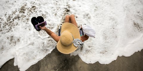 Μιά κάτοικος στις ακτές της Τζόρτζια των ΗΠΑ χαίρεται το κύμα που προκάλεσε ο εξασθενημένος, πλέον, τυφώνας Ντόριαν