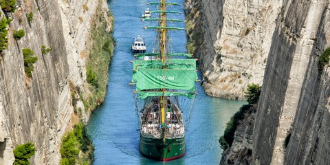 Το εντυπωσιακό γερμανικό ιστιοφόρο Alexander von Humboldt περνά από τη διώρυγα του Ισθμού Κορίνθου 