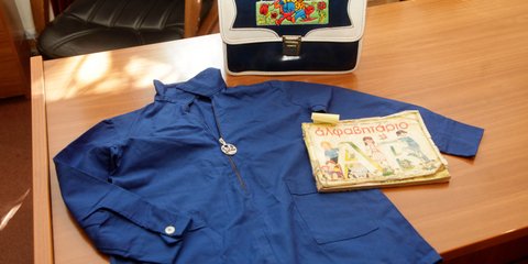 Ενθύμιο από την περίοδο που φορούσαμε ακόμη σχολικές ποδιές -Καλό σχολικό έτος! 